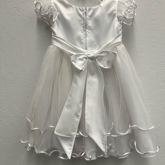Adorablee white dress perfect for special occasion
size L, fits 12-18 month old - Picture 7 of 9